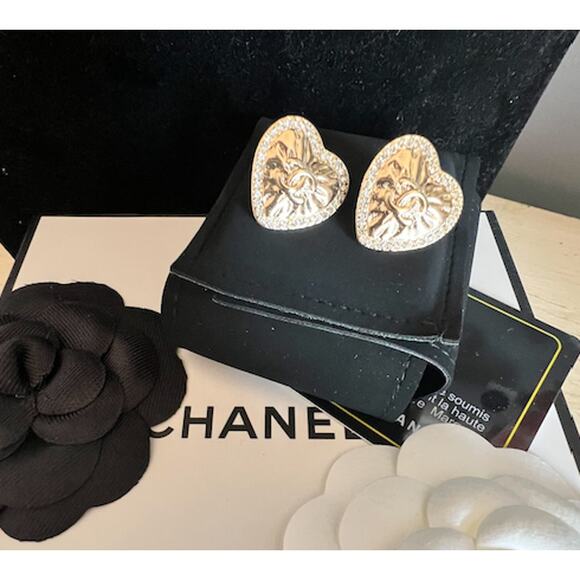 Gold CHANEL Heart Stud Earrings A21 (CHXX021) - Picture 4 of 8